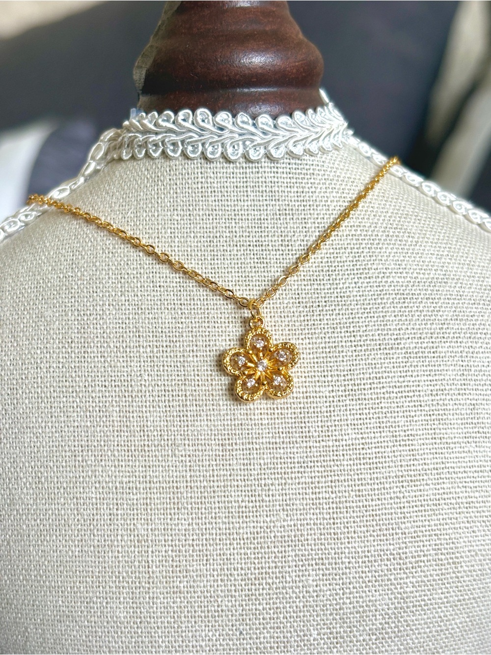 Gold Flower Pendant Necklace - Elegant Women's Jewelry